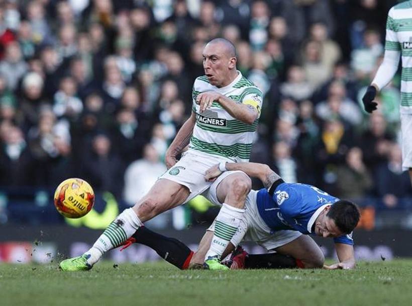 Derby di Glasgow  roba da uomini duri: il capitano del Celtic Scott Brown contro Ian Black. Epa